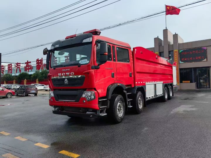 重汽豪沃25噸水罐消防車